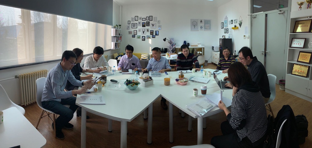圖片包含 餐桌, 室內, 人員, 墻壁&#xA;&#xA;描述已自動生成